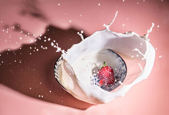 Poster Strawberry fall into the milk trap