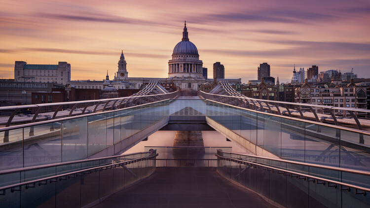 Canvas Print Millennium bridge leading towards St. Paul's church