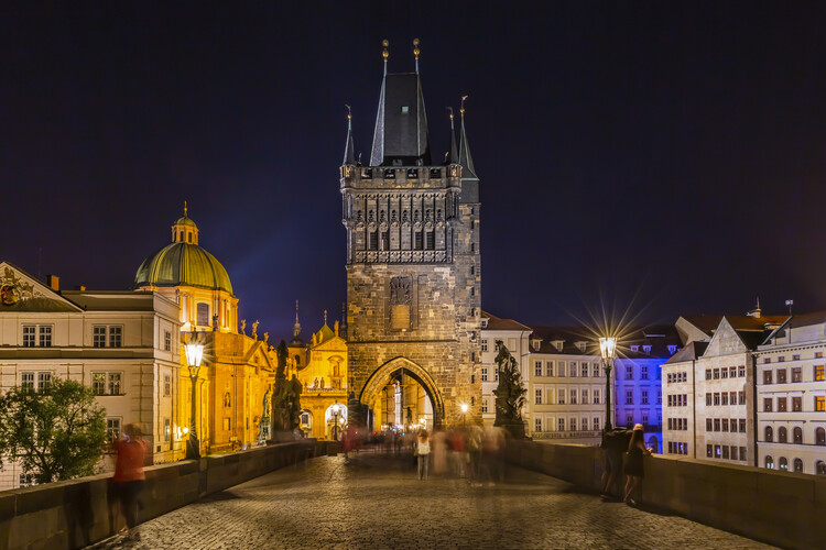 Poster Evening bustle at the Charles Bridge in Prague