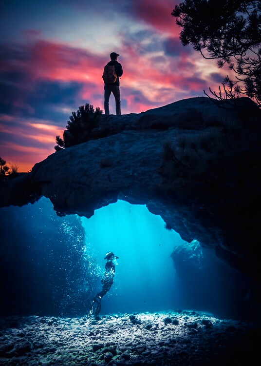 Plakat Diving under seabed and red clouds