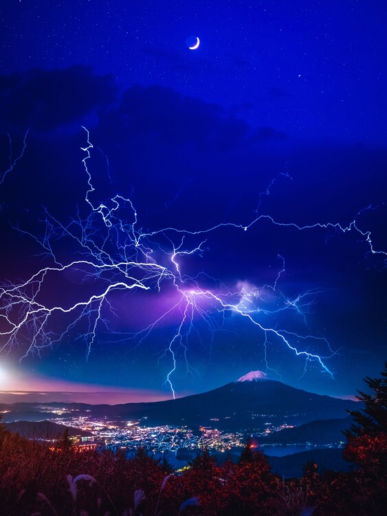 Плакат Mount fuji under a lightning storm