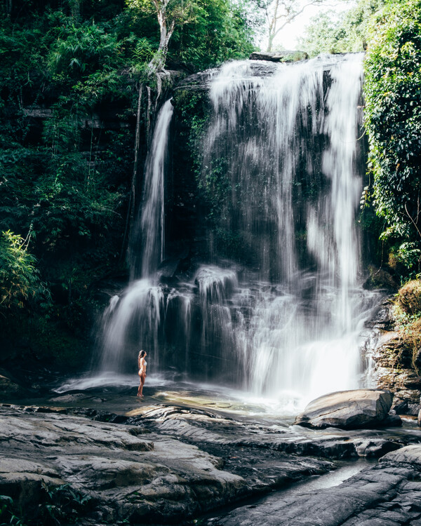Plakat Girl in waterfall