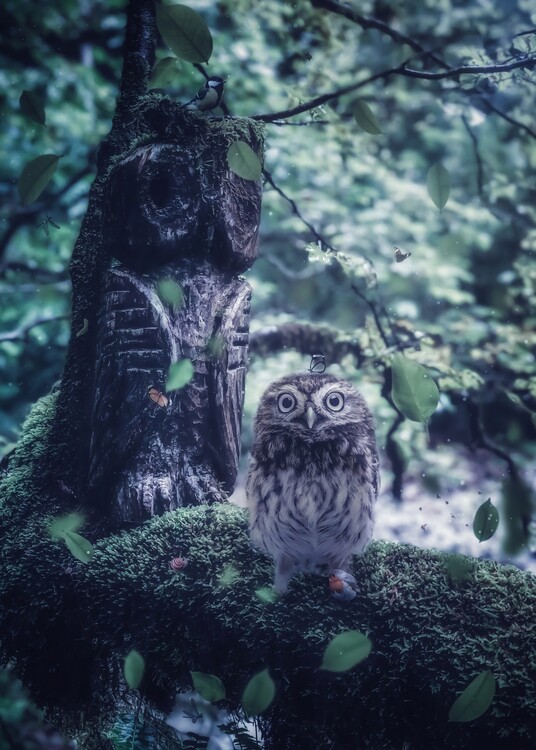 Poster Baby Owl and Wood Totem in Green Forest