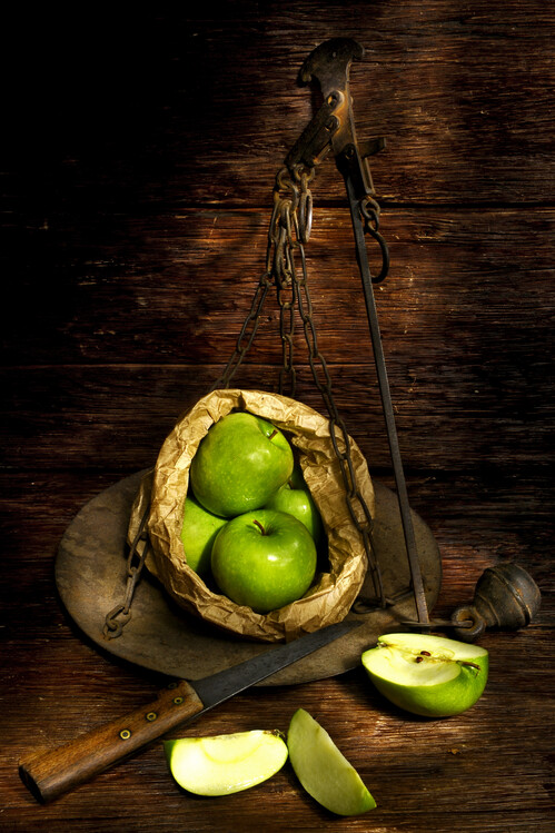 Плакат Apples on a vintage scales