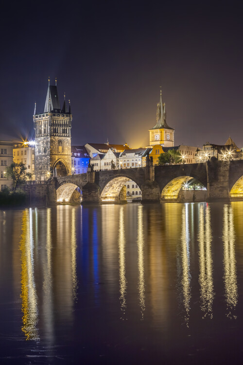 Poster Charles Bridge and Old Town Bridge Tower in Prague by night