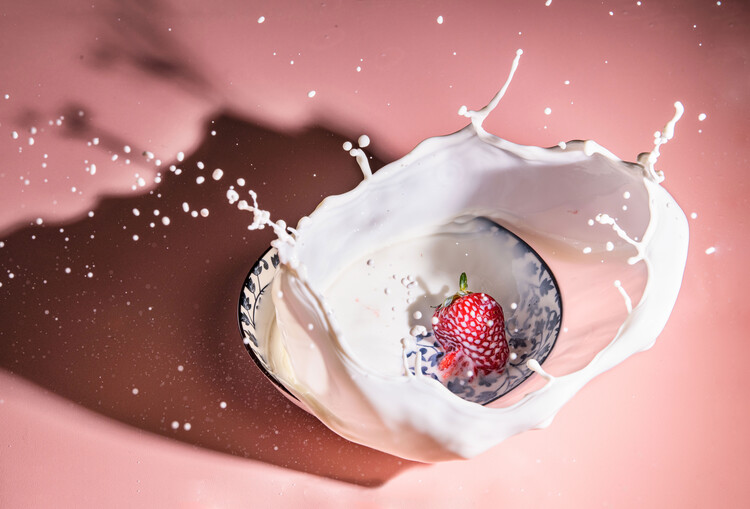 Plakát Strawberry fall into the milk trap