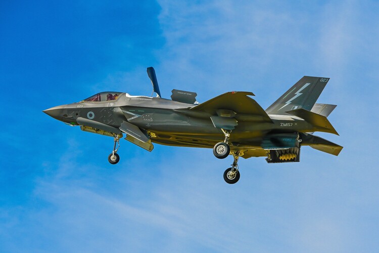 Poster F35B Lightning II in VTOL mode