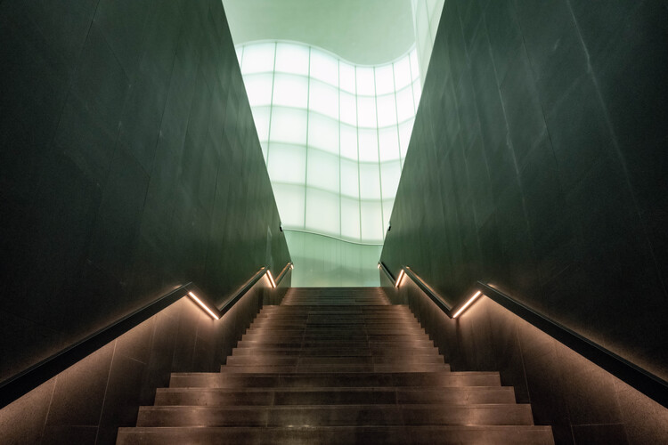 Levně Plakát, Obraz - Atrium stairs, Linda Wride, 40 × 26.7 cm