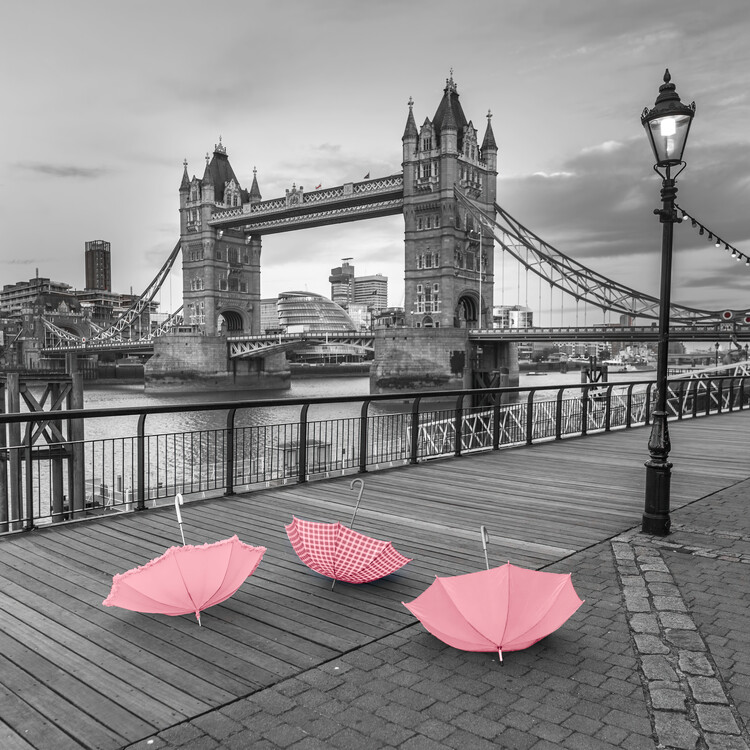 Poster Pink umbrellas at Tower Bridge