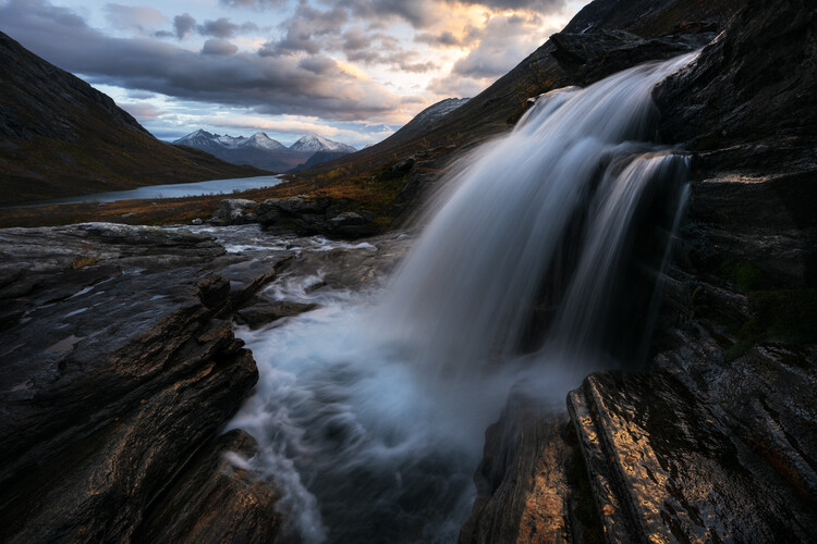 Плакат A majestic Waterfall in the Mountains of Norway