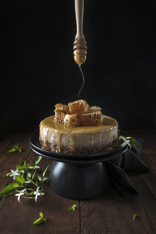 Levně Plakát, Obraz - Baklava cheesecake and honey comb, Diana Popescu, 26.7 × 40 cm