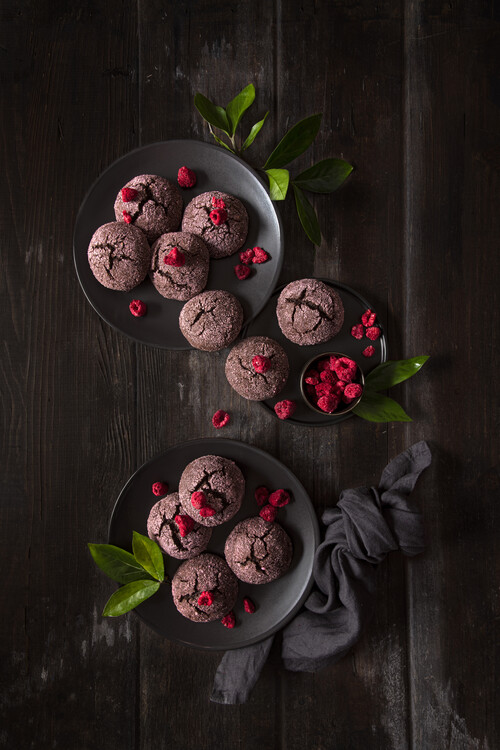 Levně Plakát, Obraz - Raspberry chocolate crinkle cookies, Diana Popescu, 26.7 × 40 cm