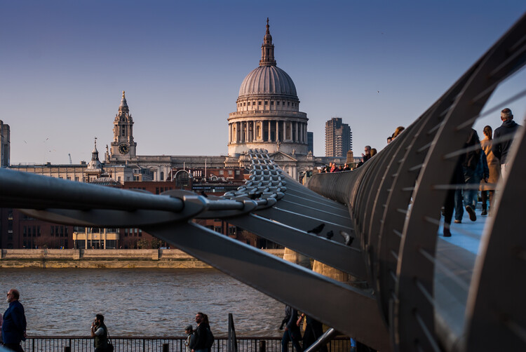 Плакат Leading lines on the Millennium bridge