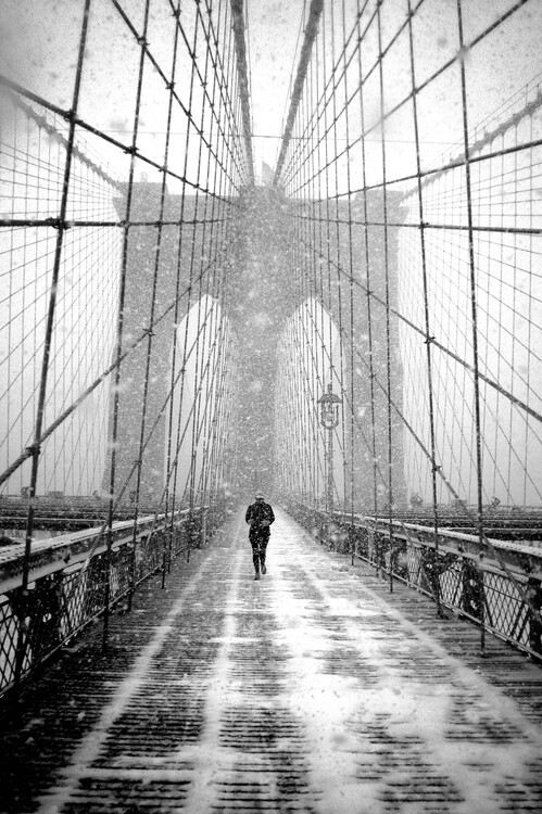 Plagát New York Walker in Blizzard - Brooklyn Bridge