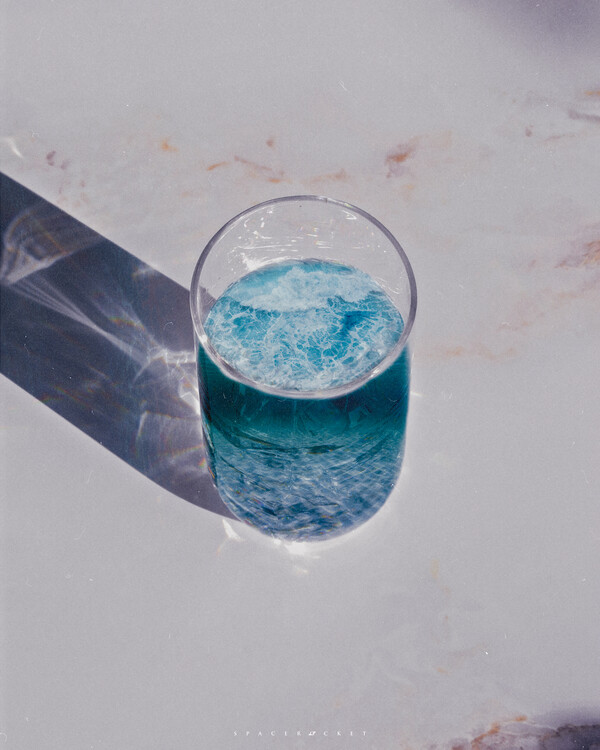 Levně Plakát, Obraz - Glass full of ocean, spacerocket art, 30 × 40 cm