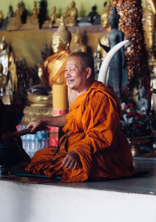 Poster Mönch im Tempel in Thailand