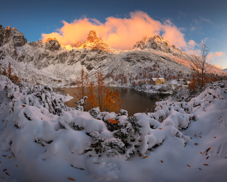 Plagát Fresh snow in the mountain valley on autumn morning