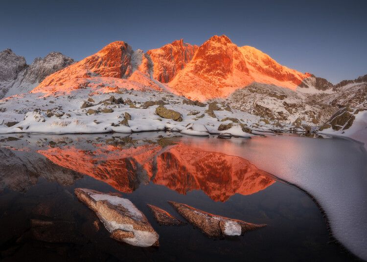 Poster Reflection of the snowy mountain in the sunrise light