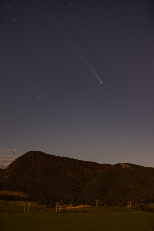 Poster Kométa C/2023 A3 Tsuchinshan-ATLAS nad pohorím Sidorovo