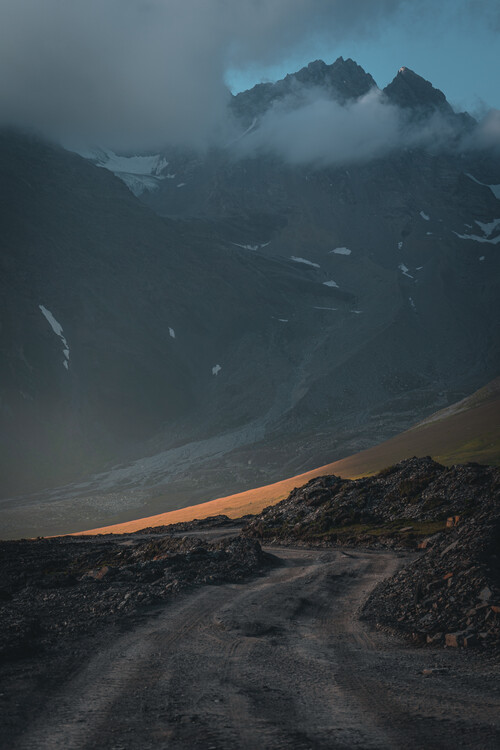 Poster Mountain peaks in the clouds
