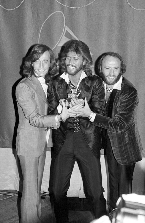 Canvas Print The Bee Gees Smiling, Holding Grammys