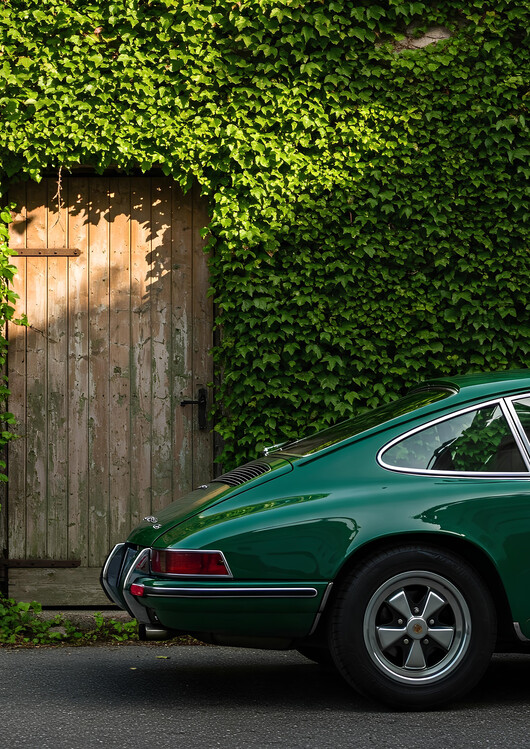 Poster Timeless Porsche 911 Parked Beside a Rustic Ivy-Covered Door