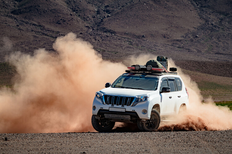 Poster Land Cruiser stirs up dust, drifting in the Moroccan desert