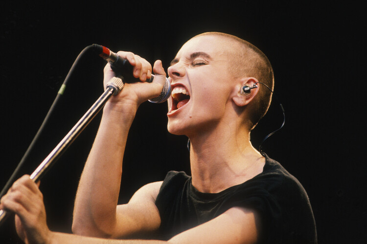 Levně Plakát, Obraz - Sinéad O'Connor On Stage, 40 × 26.7 cm