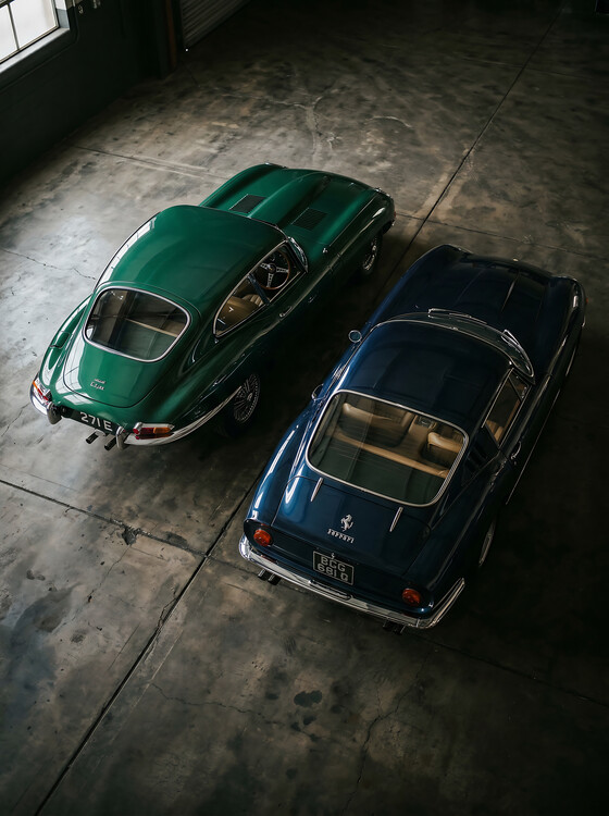 Plakat Italian-British Legends Classic Jaguar E-Type & Ferrari Duo