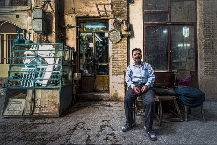 Levně Plakát, Obraz - Smiling Man Old Shop, Marco Tagliarino, 40 × 26.7 cm