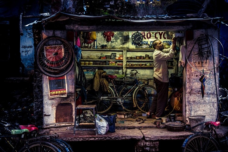 Levně Plakát, Obraz - Night Bicycle Repair Shop, Marco Tagliarino, 40 × 26.7 cm