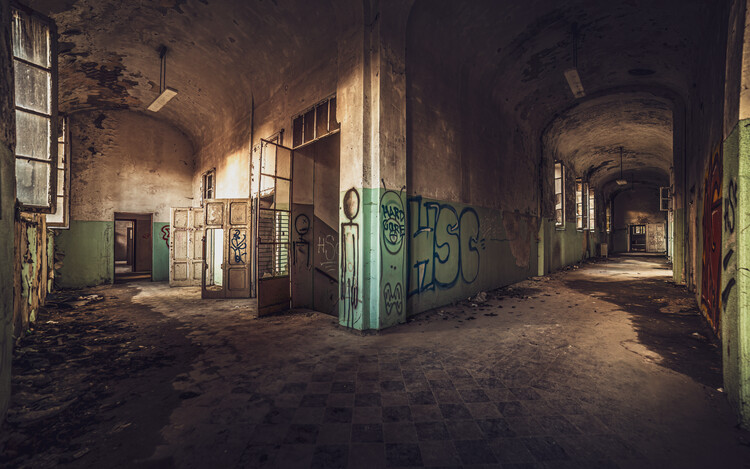 Levně Plakát, Obraz - Forgotten Hallway Light, Marco Tagliarino, 40 × 26.7 cm