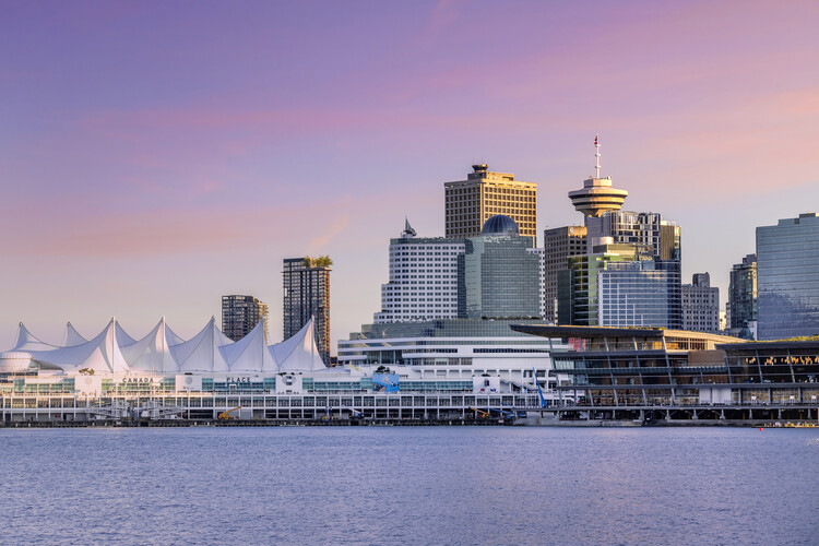 Poster Vancouver in urban elegace at sunset