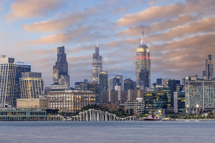 Poster Midtown Manhattan Skyline with Little Island at Sunset