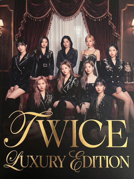 Plakát TWICE Luxury Edition - Elegant Black Ensemble Group Photo