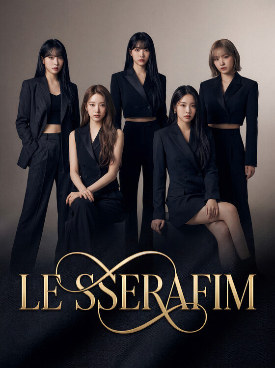 Poster LE SSERAFIM Chic Black Suit Group Portrait Poster