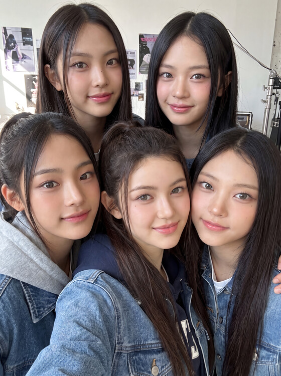 Плакат South Korean K-pop girl group NewJeans