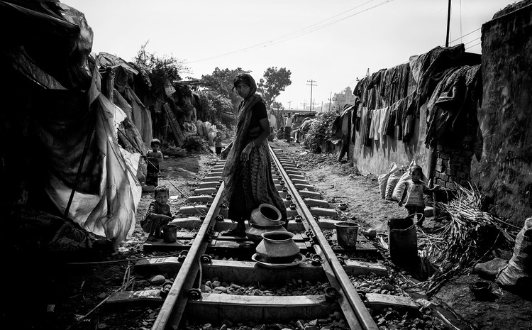 Плакат A scene of life on the train tracks - Bangladesh