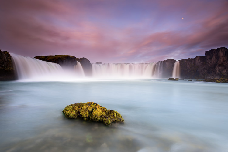 Levně Plakát, Obraz - Godafoss and the moon, Luigi Ruoppolo, 40 × 26.7 cm