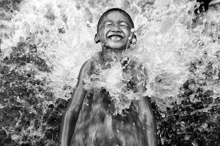 Poster feel the awesome river water