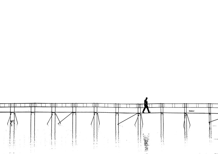 Poster The lonely man on the plank bridge