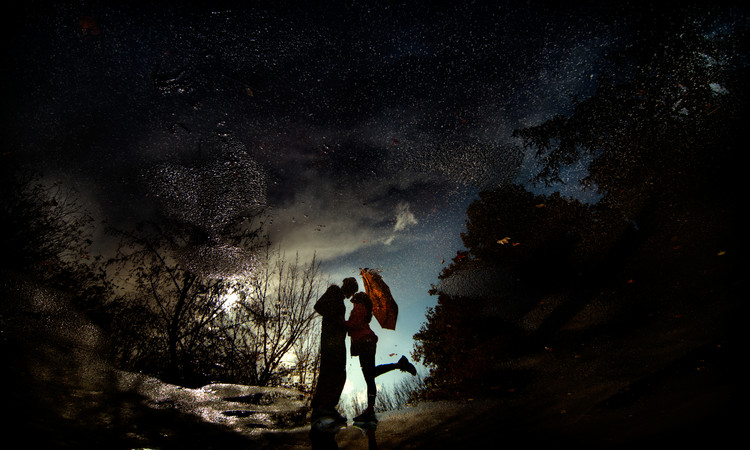 Canvas Print The first kiss.