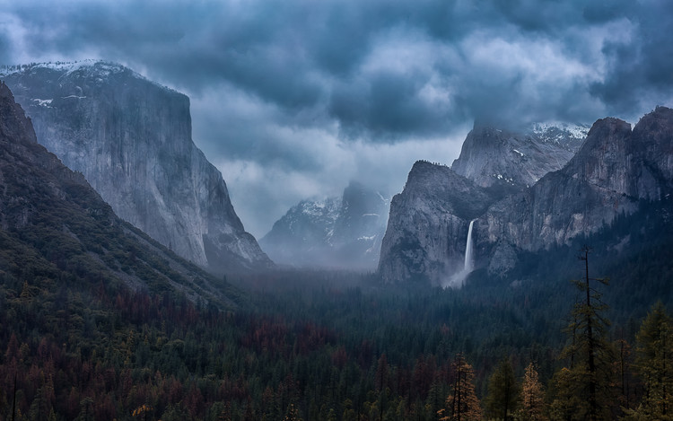 Canvas Print Amidst A Thunderstorm