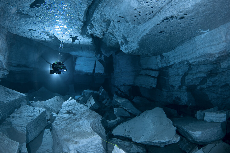 Levně Plakát, Obraz - landslide hall, Viktor Lyagushkin, 40 × 26.7 cm