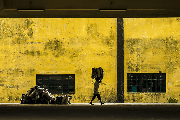 Levně Plakát, Obraz - I am too small to carry them, Ehsanul Siddiq Aranya, 40 × 26.7 cm