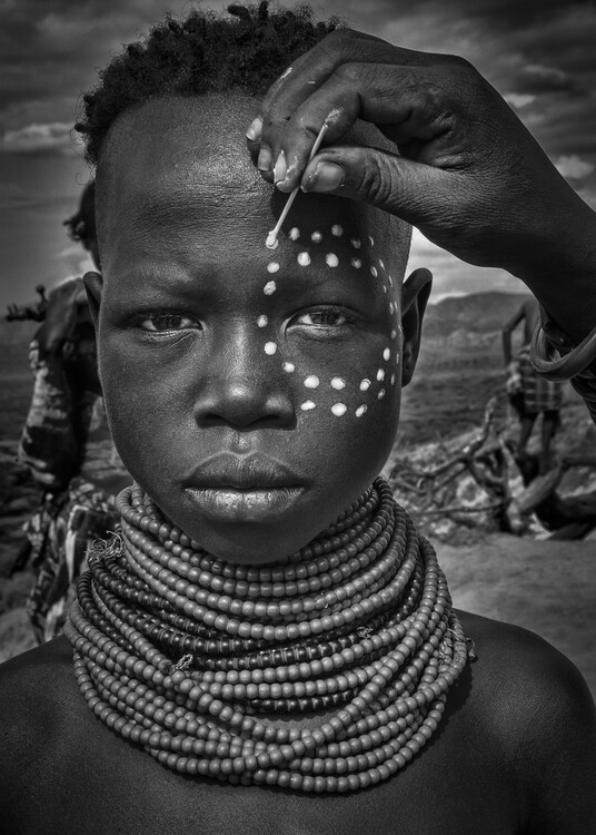 Poster Painting the face of a karo tribe girl (Omo Valley-Ethiopia)